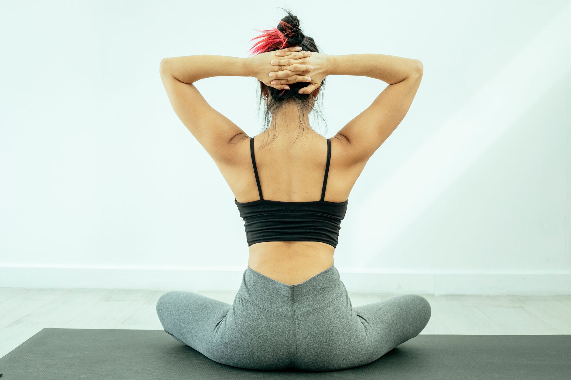 Mal de dos et manque de mouvement : pourquoi le corps finit par dire stop — personne faisant des exercices de dos à la maison