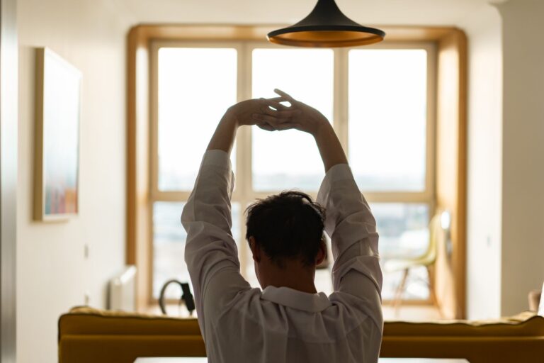 7 exercices simples pour soulager — personne faisant des exercices de dos à la maison