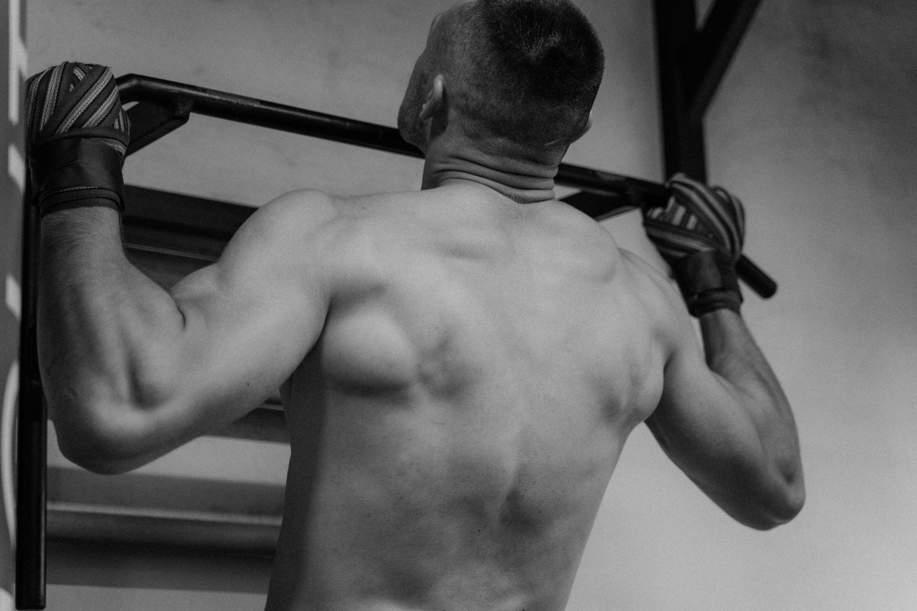 Pourquoi un échauffement structuré change tout en musculation haut du corps, jambes et dos — homme échauffement musculation haut du corps