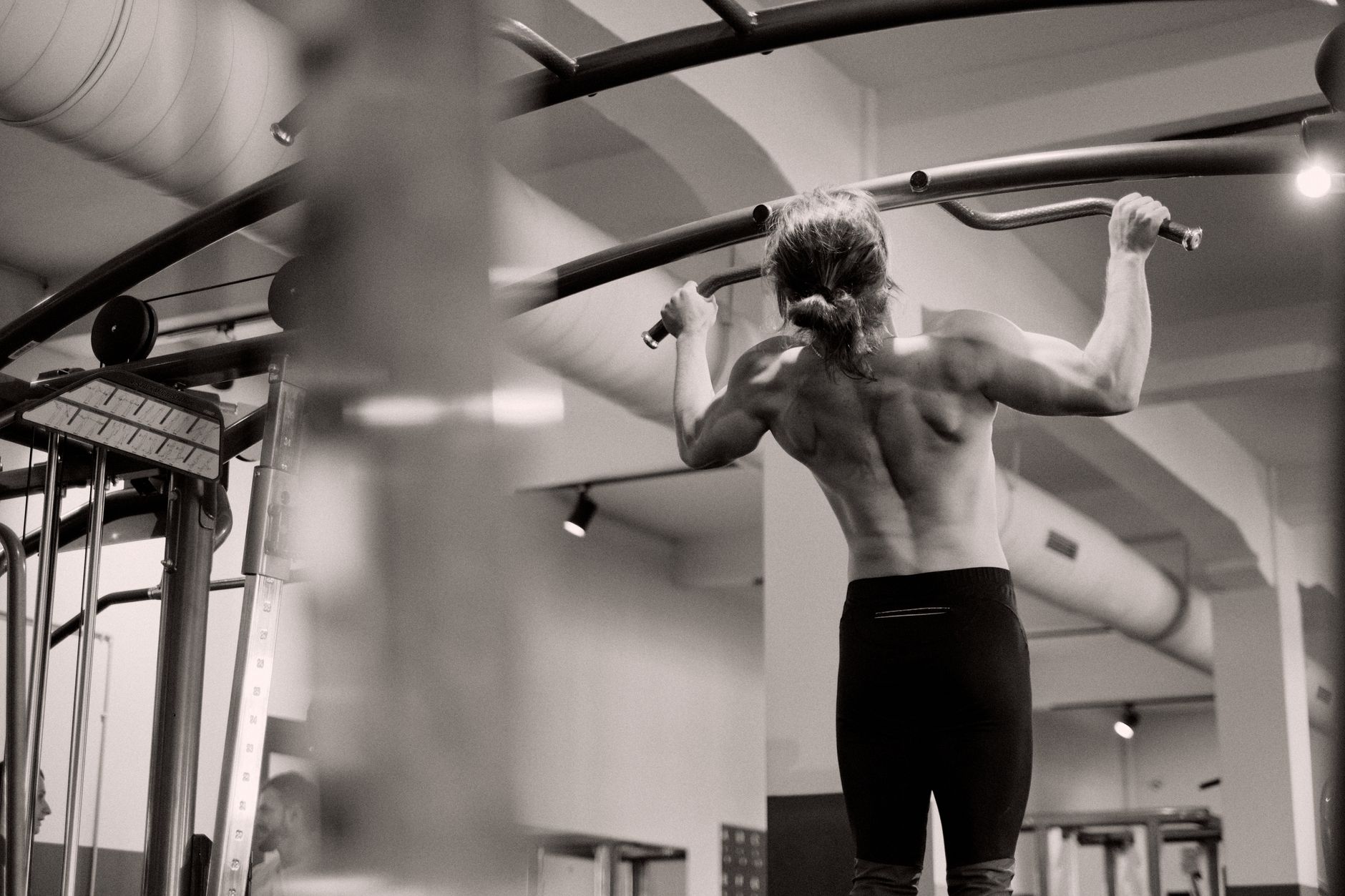 Bien s'échauffer avant la musculation — homme échauffement musculation haut du corps