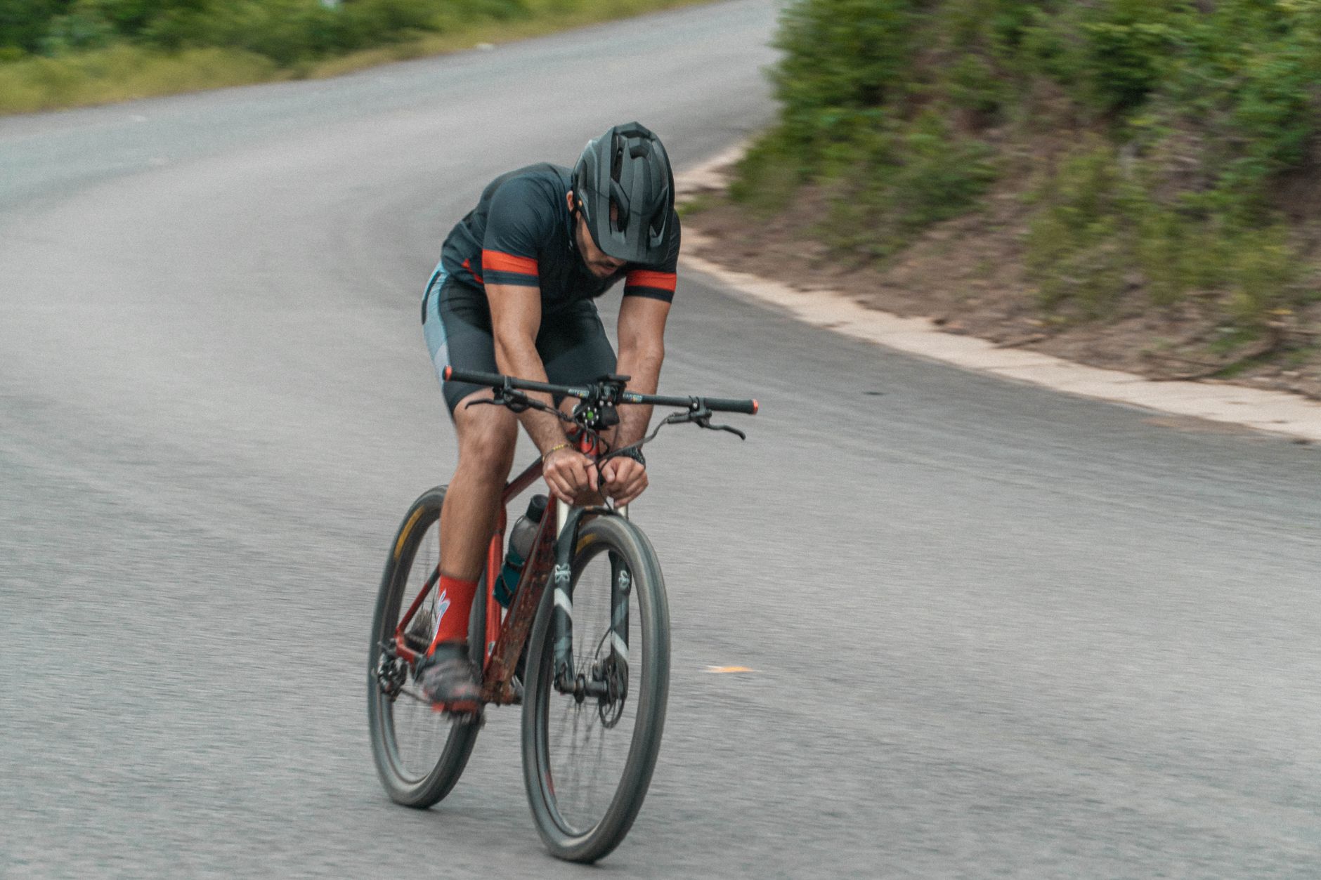 Formule vitesse moyenne à vélo : comprendre vraiment le trio vitesse, temps et distance — cycliste mesurant sa vitesse à vélo