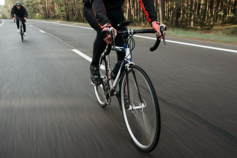 Calcul de la vitesse moyenne — cycliste mesurant sa vitesse à vélo