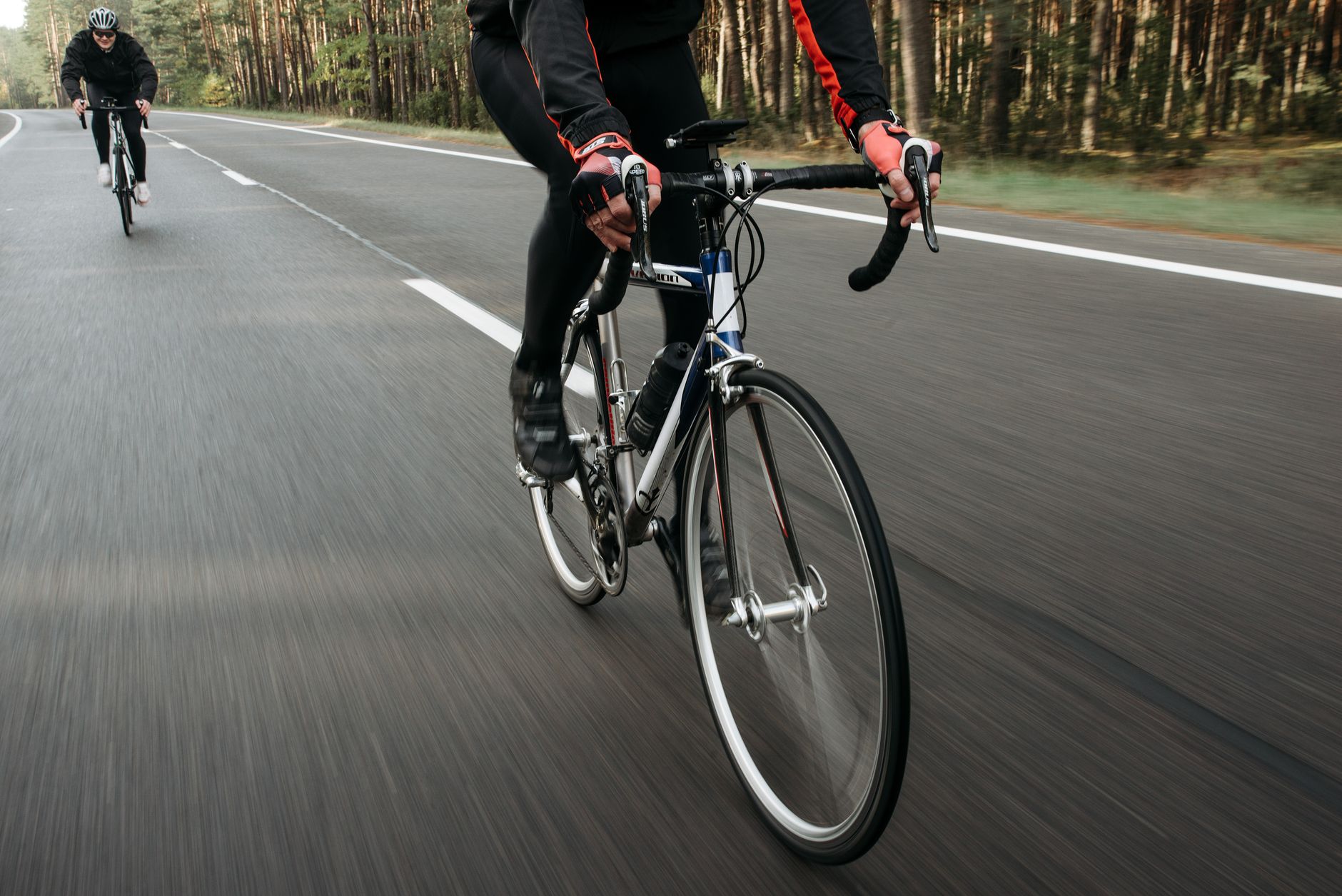 Calcul de la vitesse moyenne — cycliste mesurant sa vitesse à vélo
