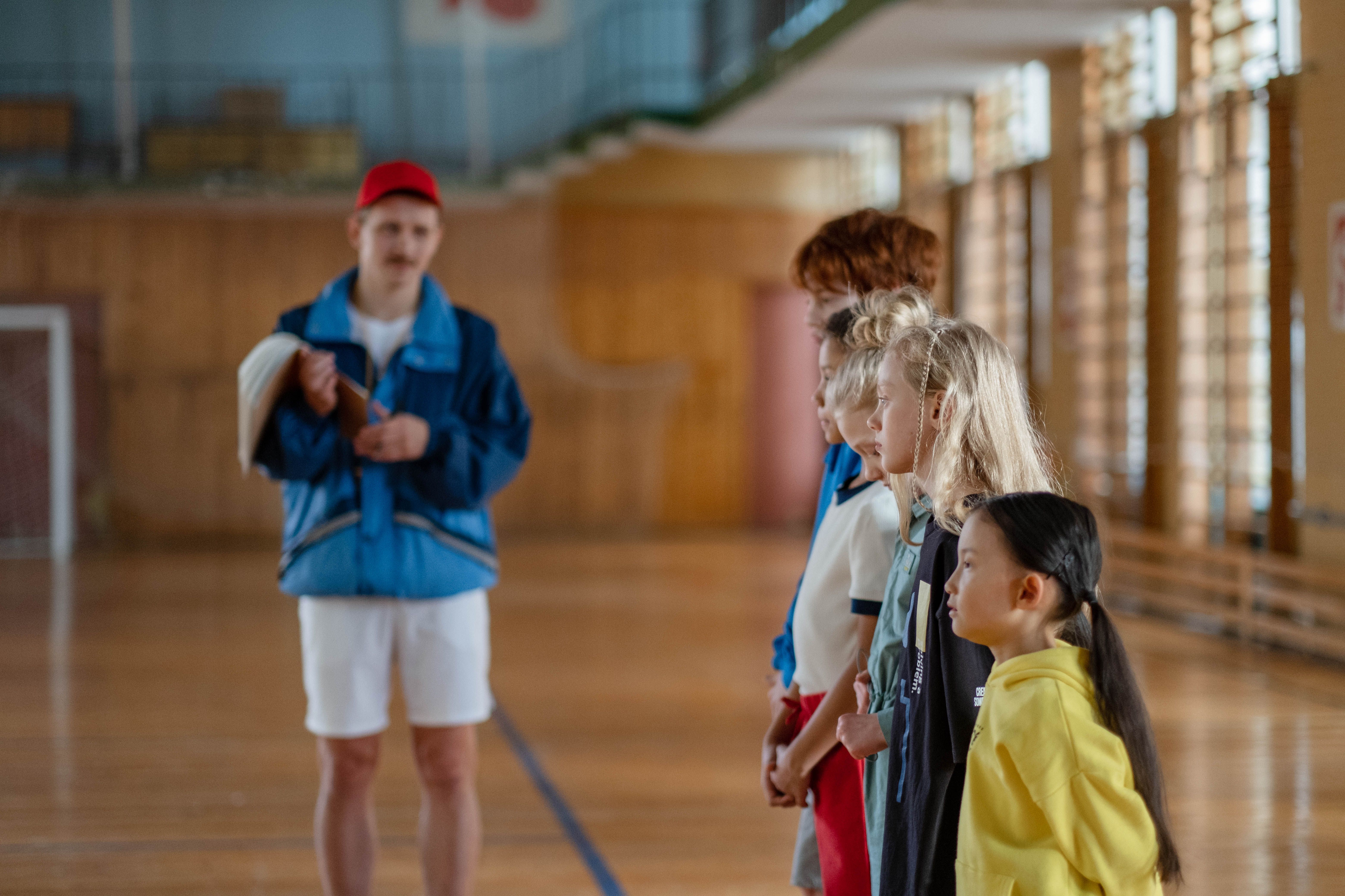 Coach sportif encadrant un groupe de jeunes à l'entraînement