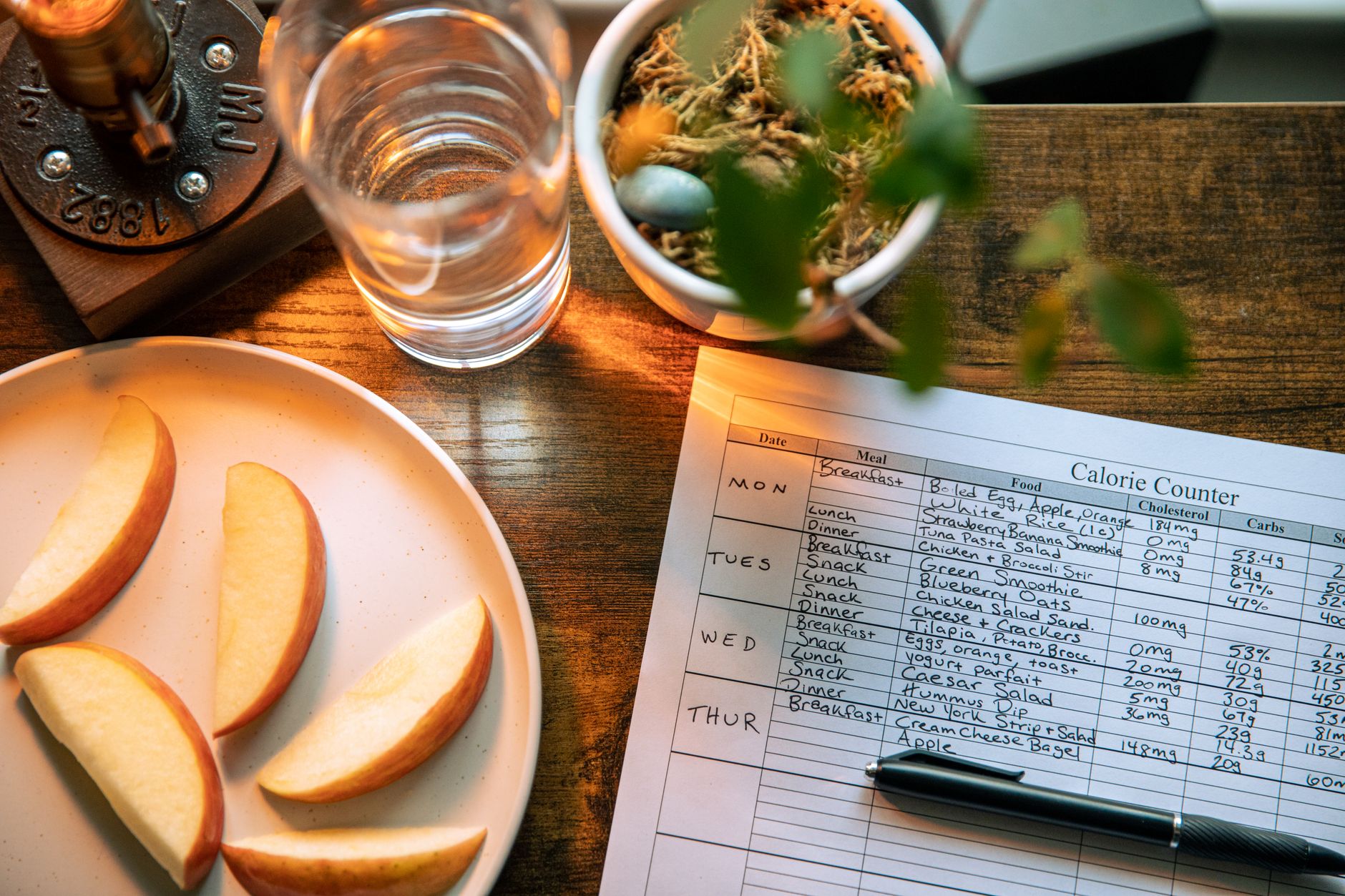 Combien de calories par jour pour maigrir selon votre profil homme, femme et âge — préparation de repas comptant les calories