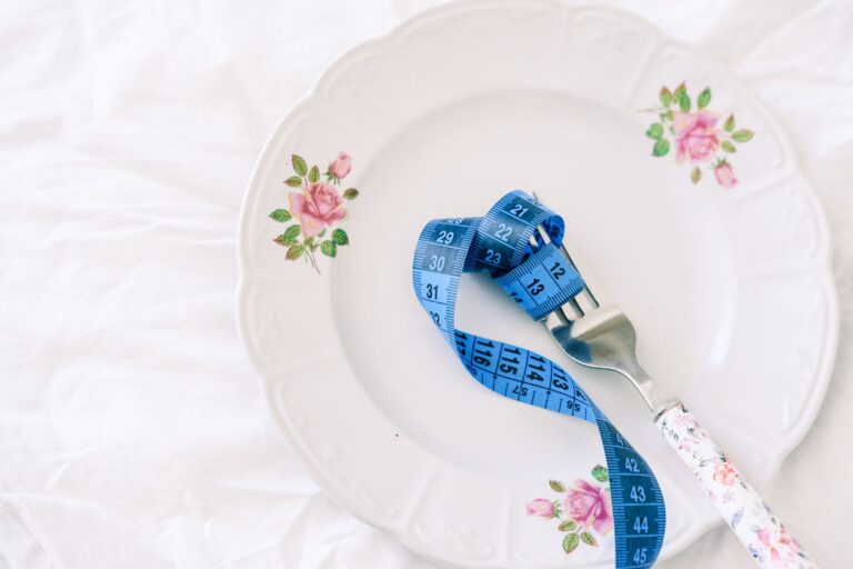 Combien de calories par jour — préparation de repas comptant les calories