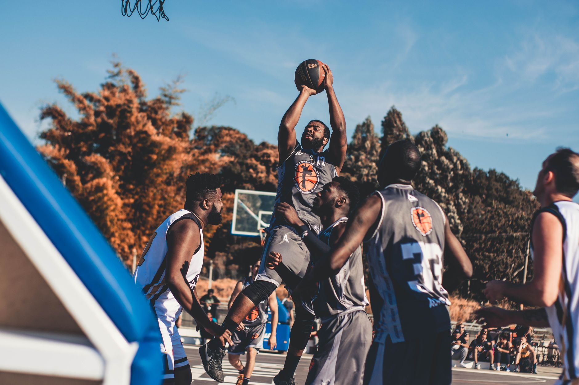 Durée officielle et durée réelle d’un match de basket : ce qui se cache derrière le chronomètre — joueurs de basket sur le terrain
