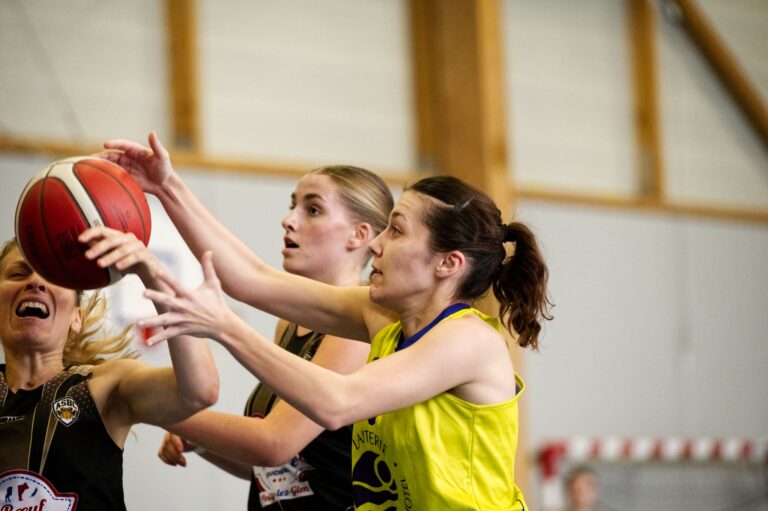 Combien de temps dure un — joueurs de basket sur le terrain