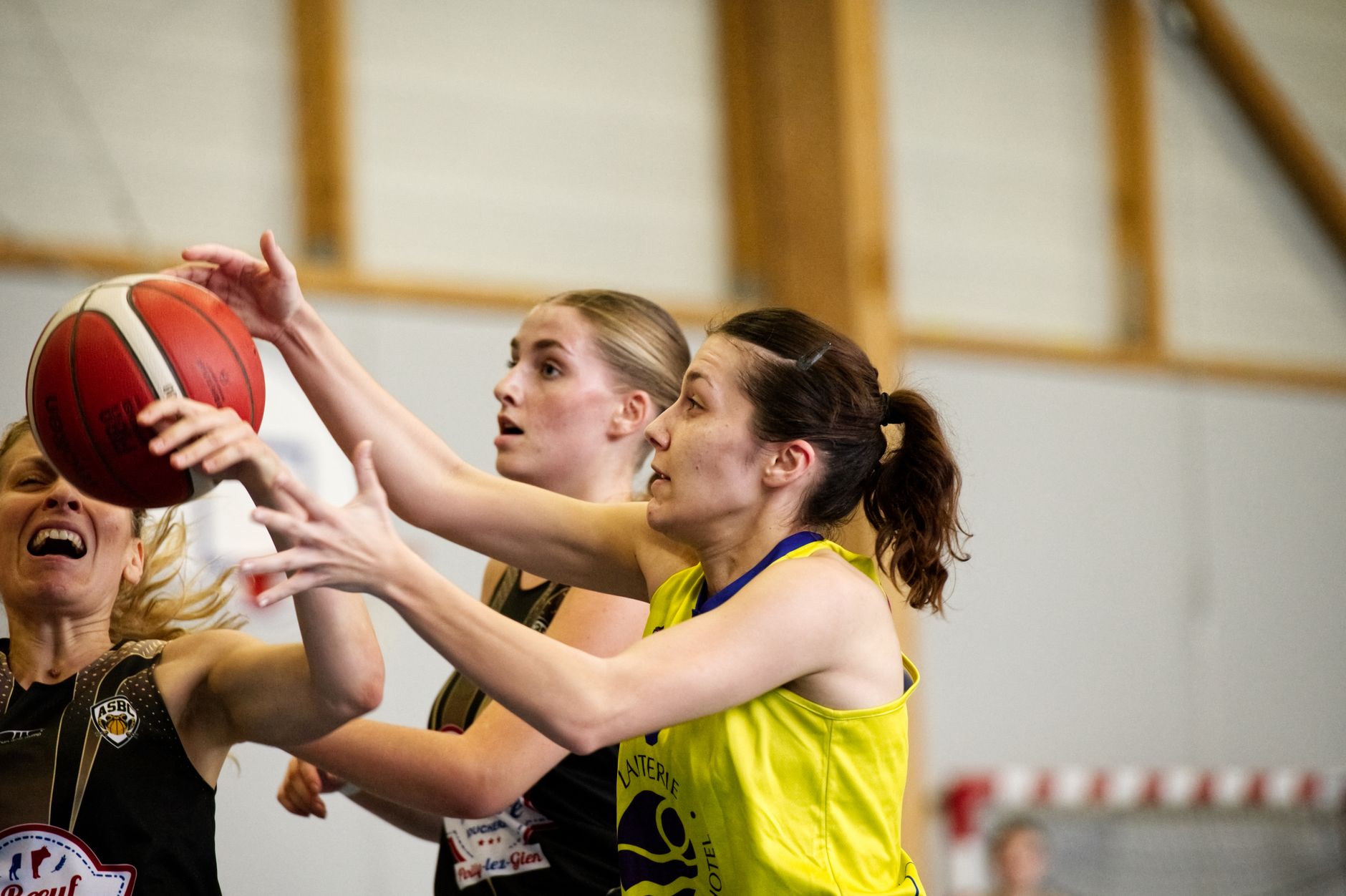 Combien de temps dure un — joueurs de basket sur le terrain