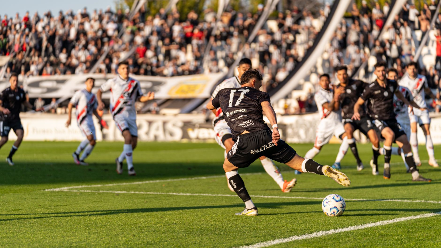 Combien de temps dure un — joueurs de football sur le terrain