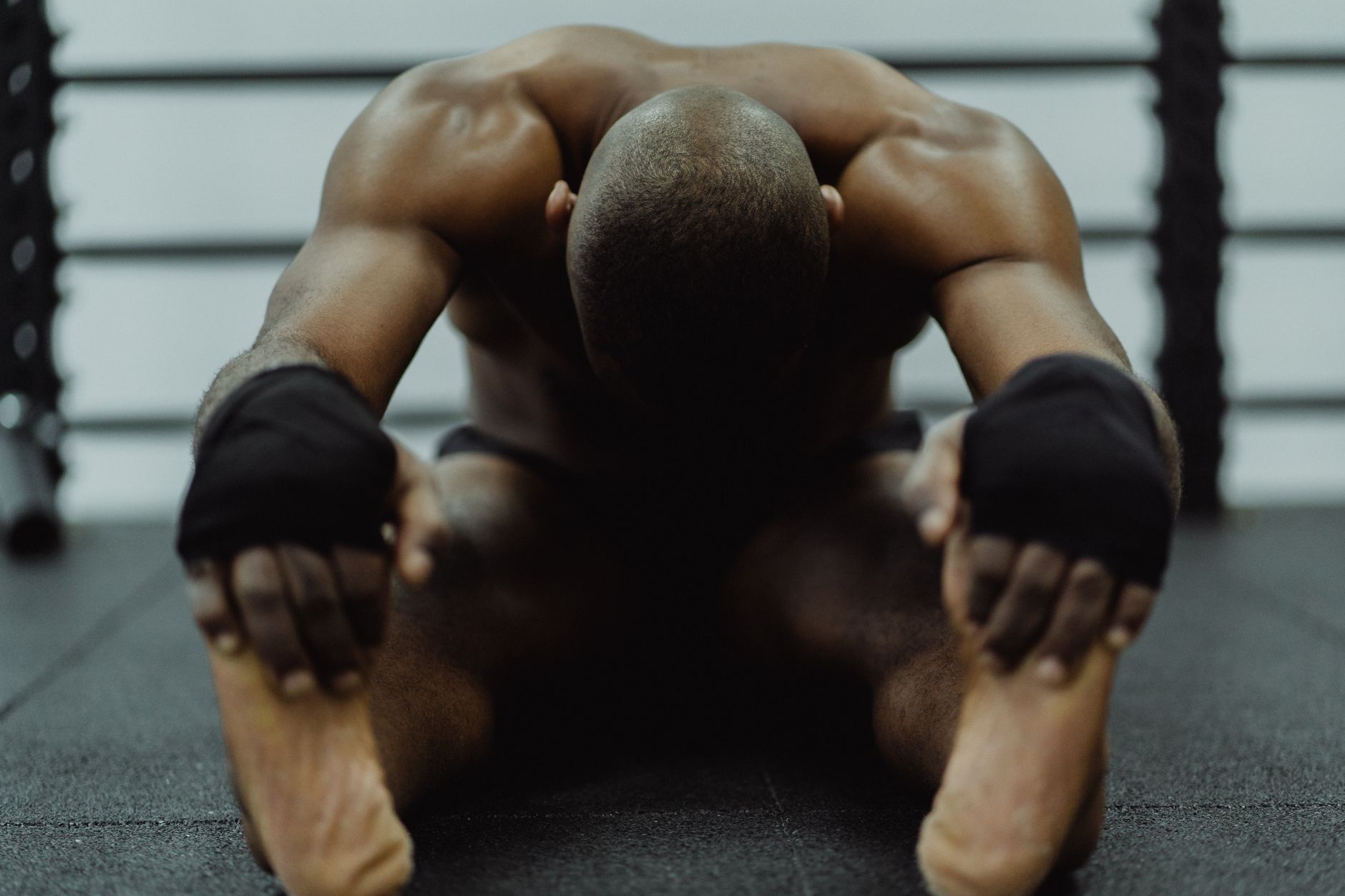 Courbatures dans les jambes sans raison apparente : ce qui se cache vraiment derrière ces douleurs — personne étirant les jambes après l'entraînement