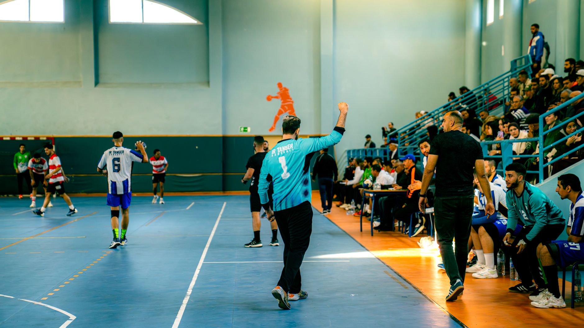 Durée match handball adulte : le format de référence chez les seniors — match de handball joueurs en action