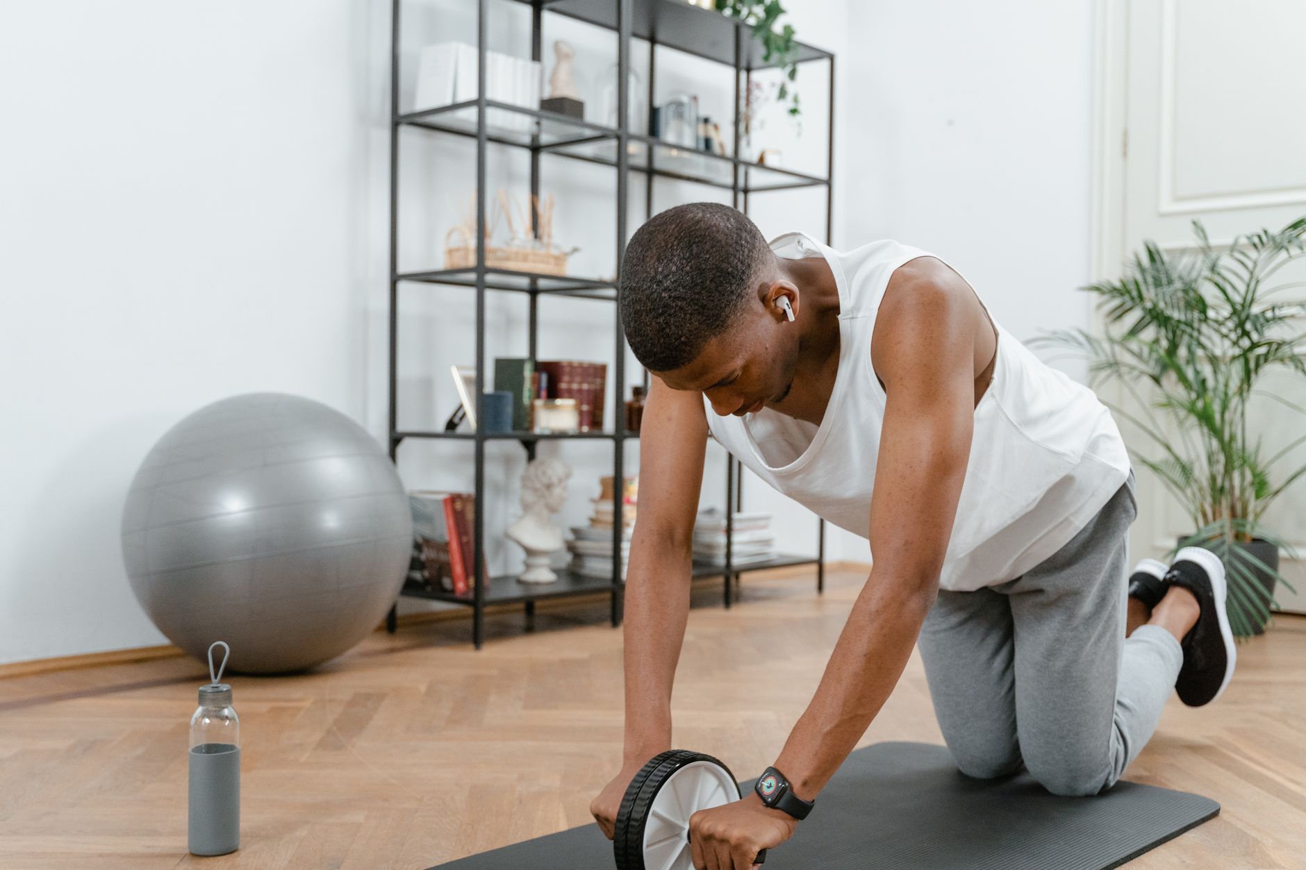 Sport avant manger pour maigrir : intérêts, risques et limites — personne faisant du sport avant le repas