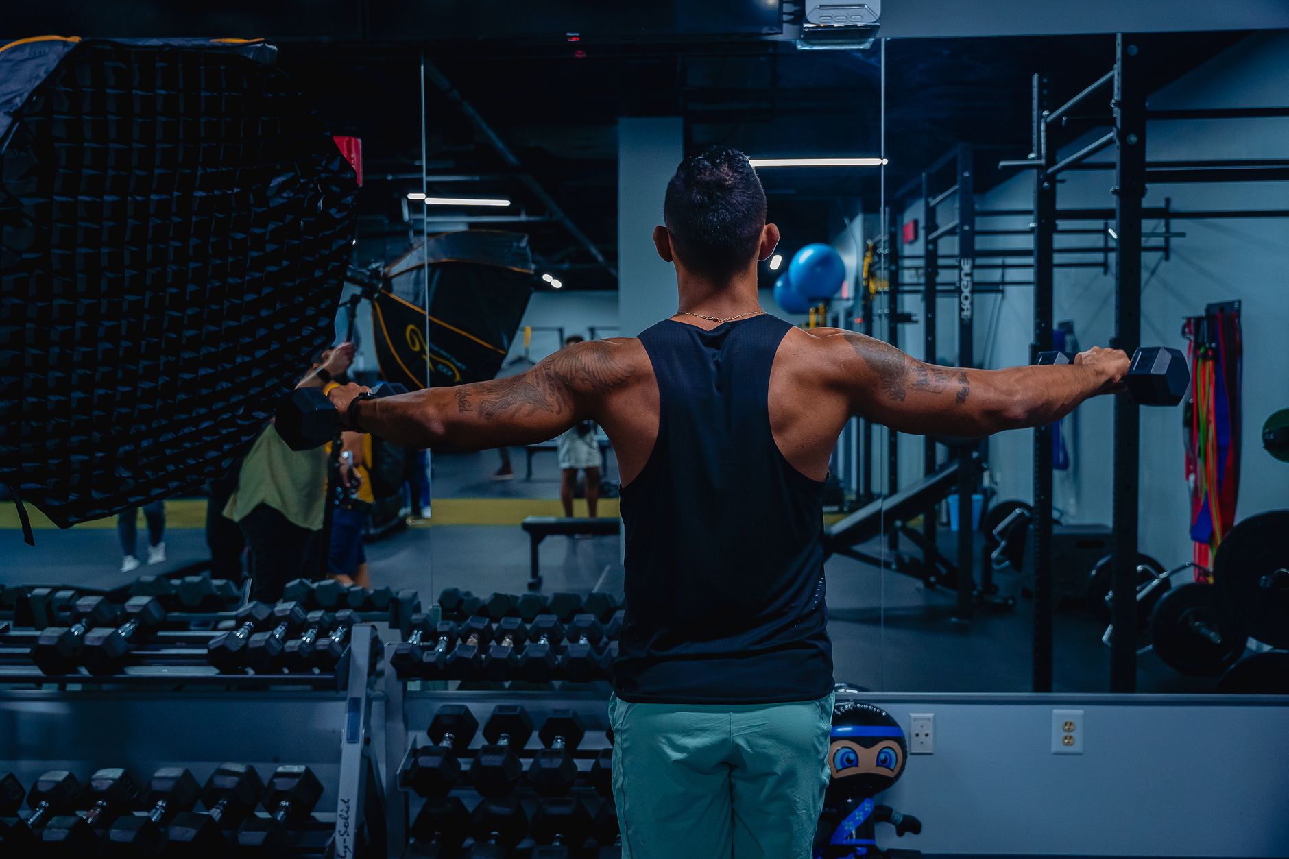 Muscler son dos en comprenant les muscles sollicités — homme s'exerçant le dos avec haltères