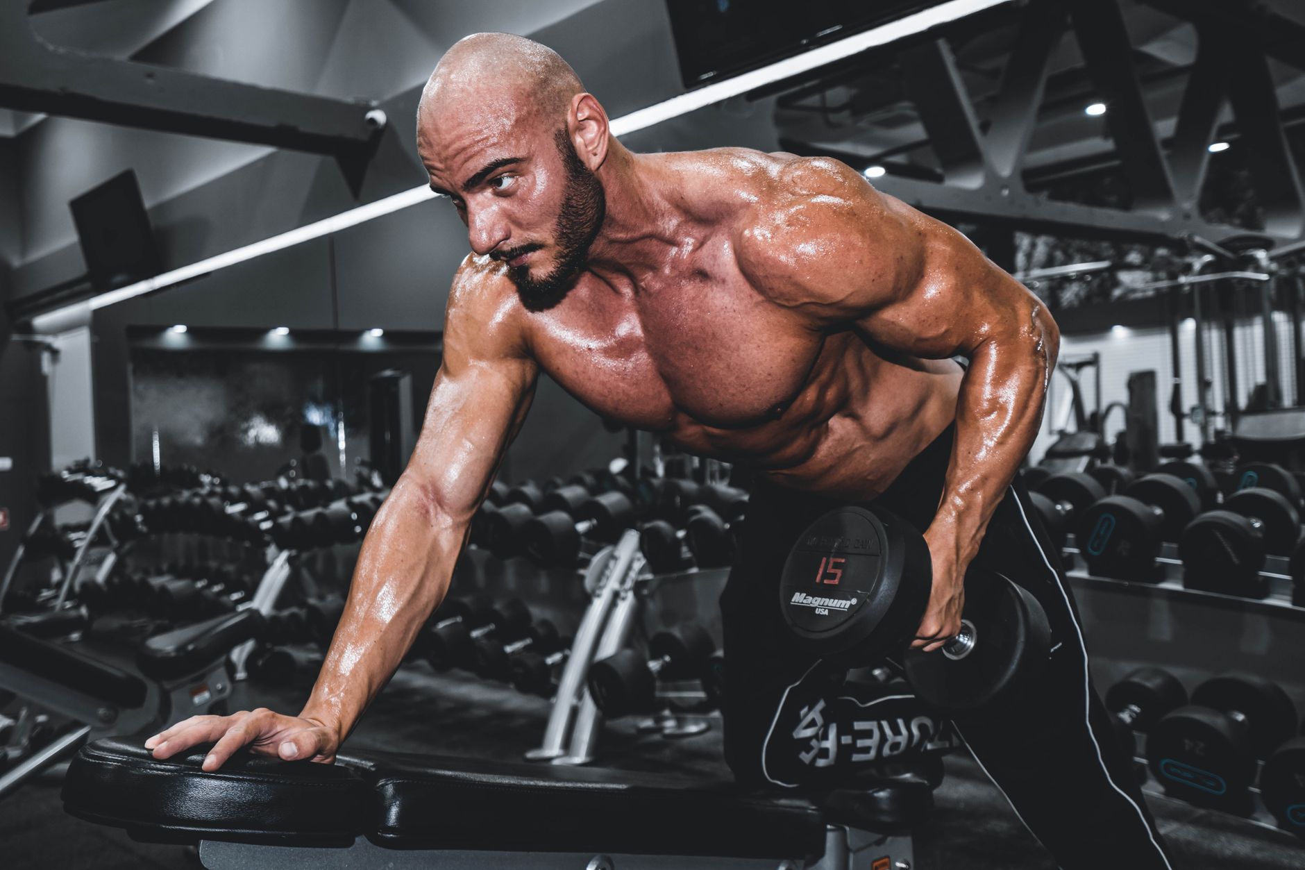 Muscler son dos les meilleurs — homme s'exerçant le dos avec haltères