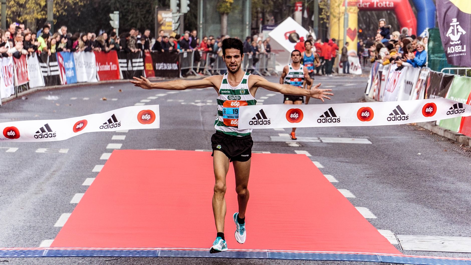 Pourquoi la distance du marathon — coureurs marathon ligne d'arrivée célébration