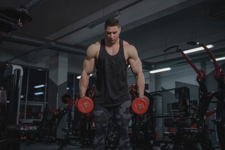 Prendre du muscle rapidement méthode, — haltérophile soulevant des poids en salle