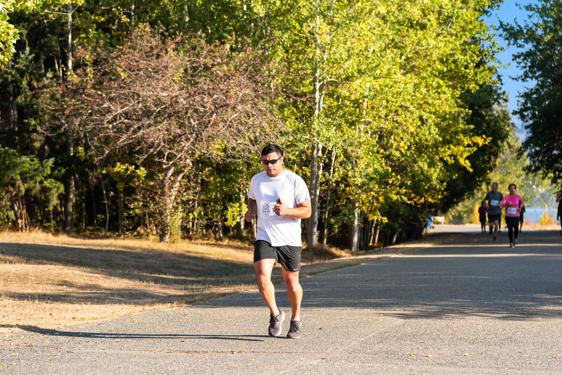 Préparation semi-marathon et kilomètres hebdomadaires selon votre niveau — coureur s'entraînant sur route