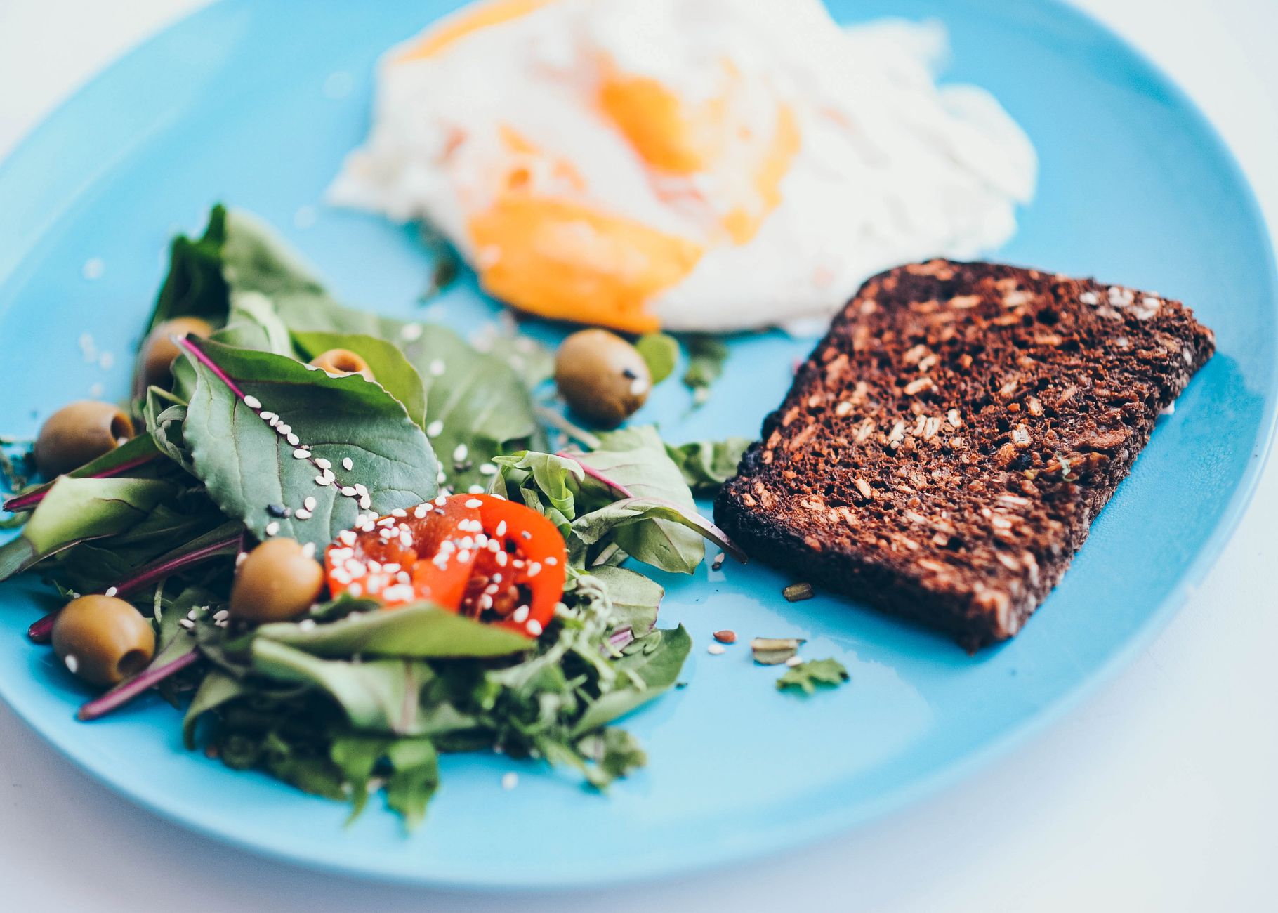 Que manger 48 heures avant un marathon pour maximiser les réserves d’énergie — assiette de repas sain avant marathon