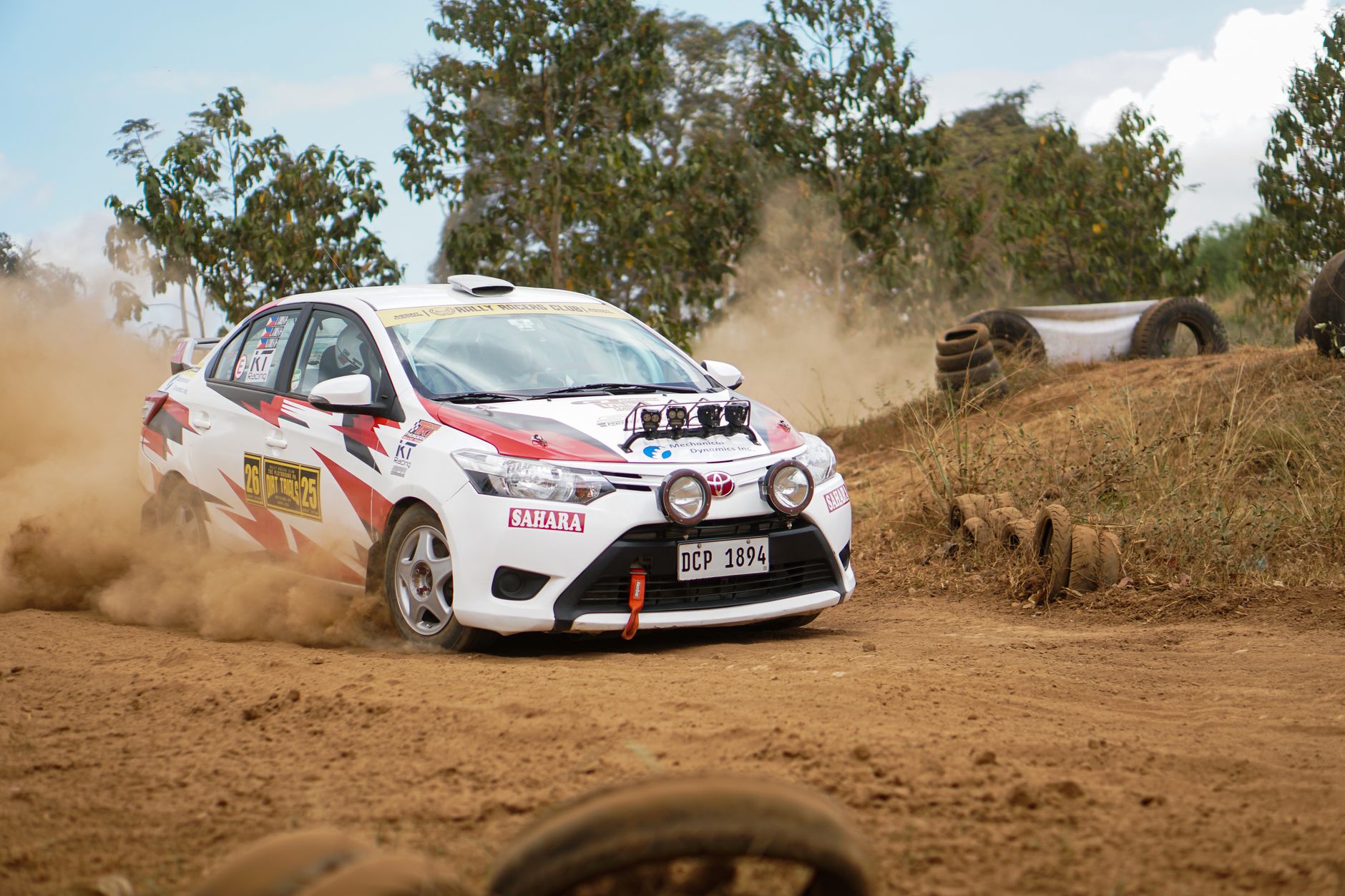 Calendrier des rallyes : trouver une épreuve et comprendre son programme — voiture de rallye sur piste en terre