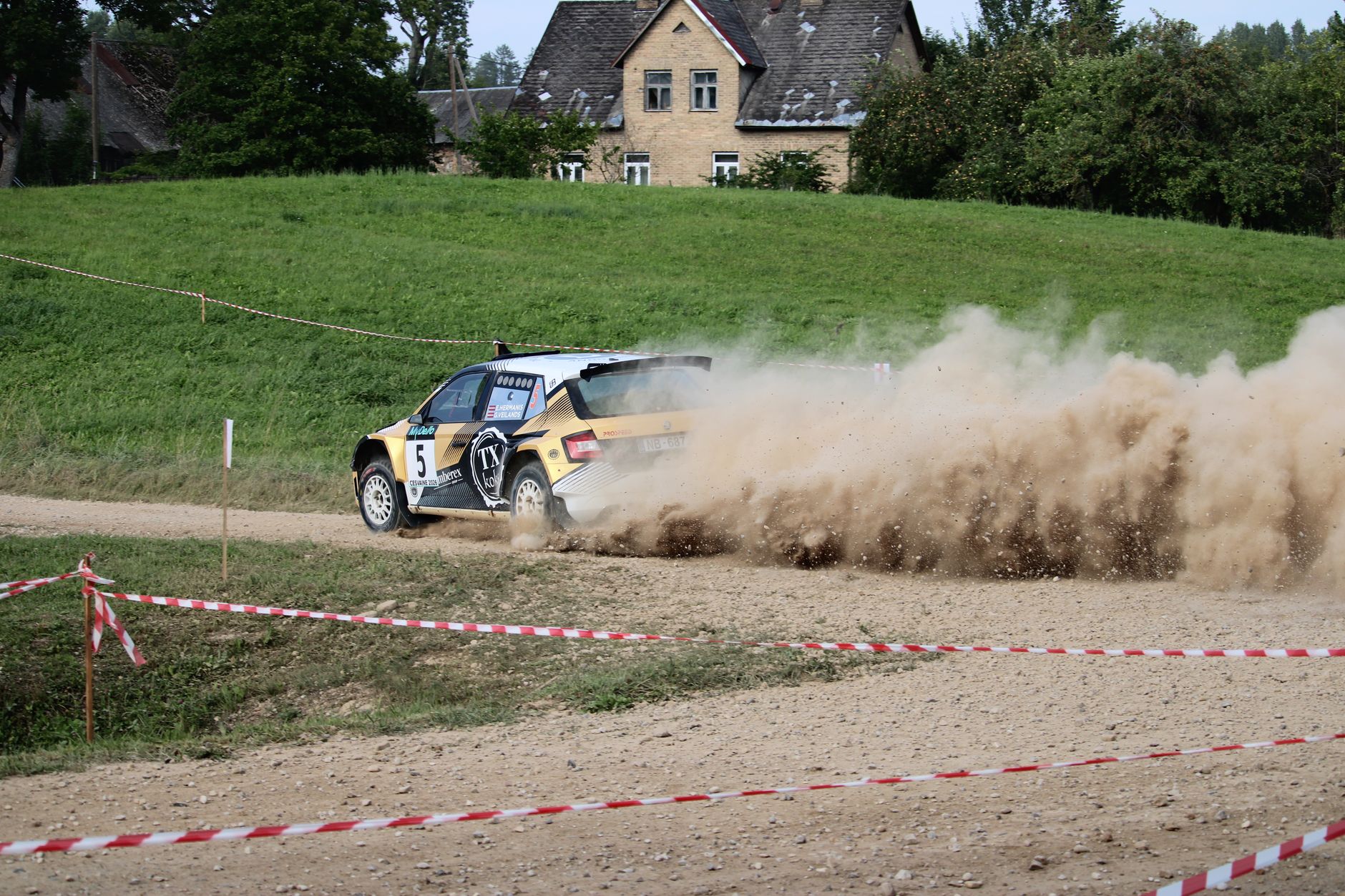Rallye sport calendrier, classement et — voiture de rallye sur piste en terre