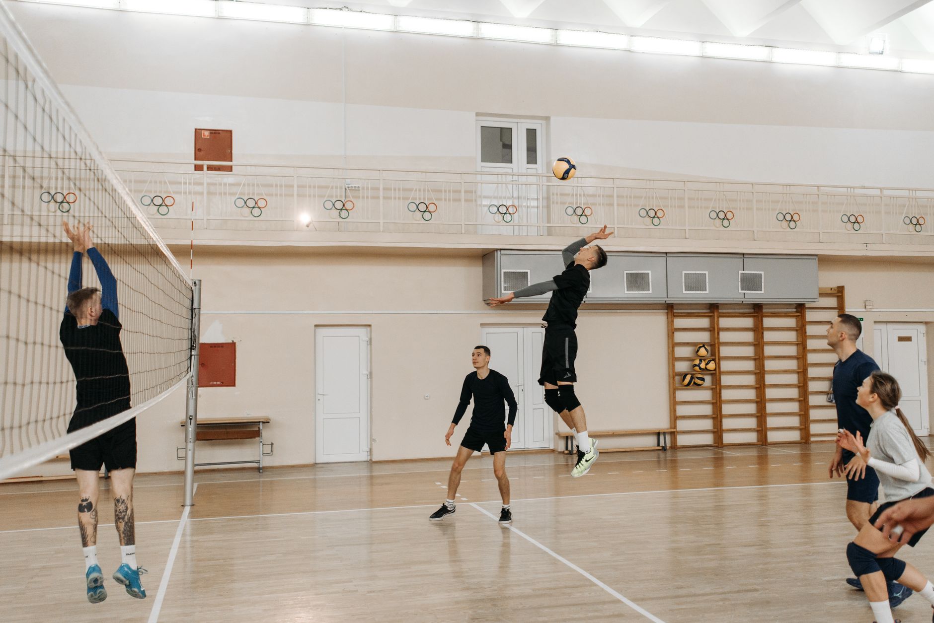 Règles du volley-ball simplifiées pour comprendre l’objectif du jeu et le déroulement d’un point — joueurs de volley-ball en action