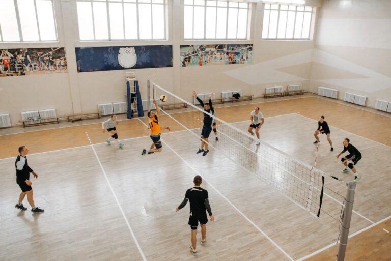 Règles du volley-ball simplifiées l'essentiel — joueurs de volley-ball en action