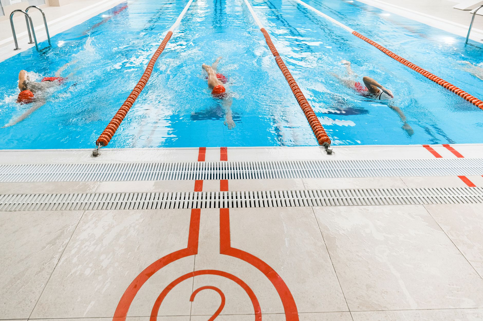 Swolf en natation : calcul détaillé et premiers repères concrets — nageur dans une piscine