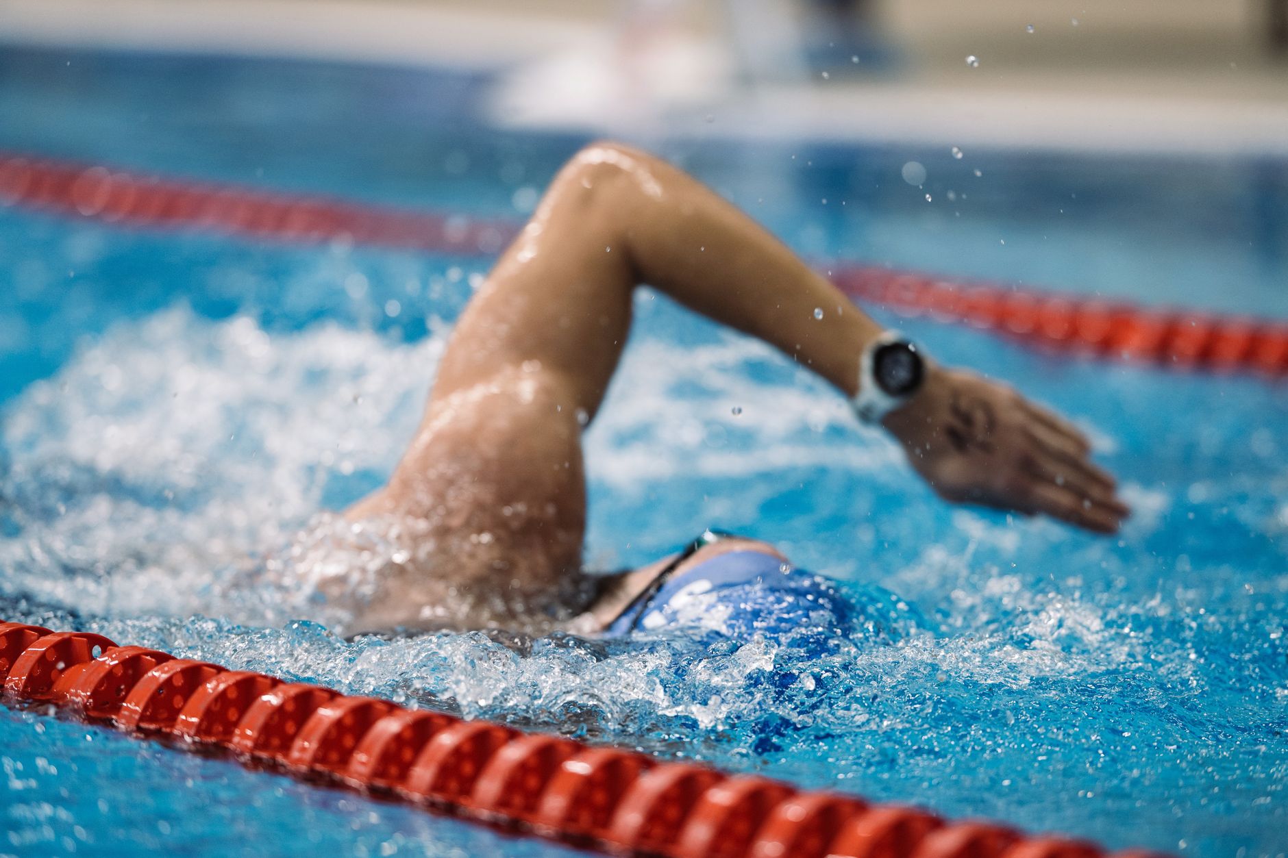 Swolf en natation calcul, tableau — nageur dans une piscine